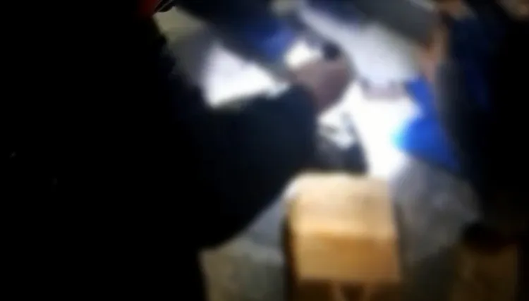 警方清點劉男身上物品。翻攝畫面