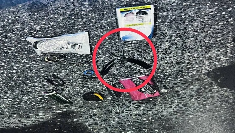 劉男用鉗子破壞門鎖。翻攝畫面