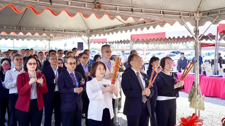 縣長周春米(前排左起)、聚和國際董事長郭聰田、國科會南科管理局局長鄭秀絨等貴賓共同參加。翻攝畫面