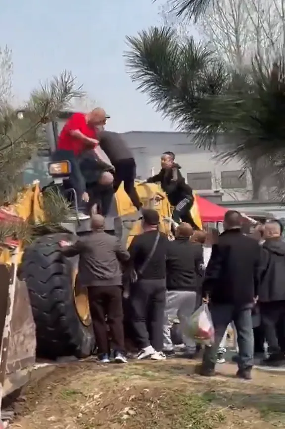 民眾痛毆司機。翻攝自X