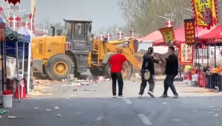 堆高機衝撞市集。翻攝自X