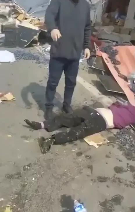 不少人受傷倒地。翻攝自X