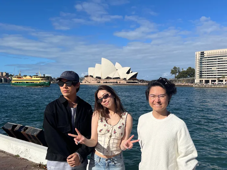 告五人與雪梨歌劇院合影。相信音樂提供