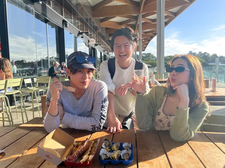 告五人在雪梨魚市場大啖海鮮。相信音樂提供