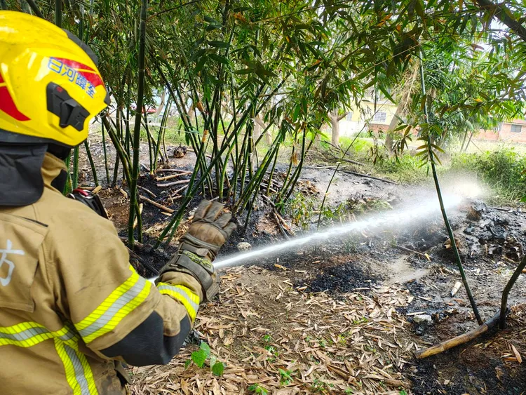 警消到場約24分鐘撲滅火勢，初步調查，李男是到筍園整草，疑似焚燒雜草時被煙嗆昏導致。民眾提供