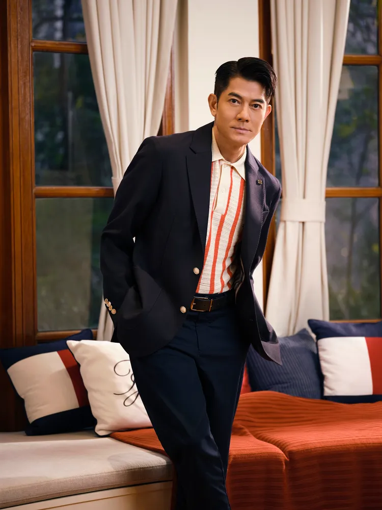 郭富城另也穿著學院風西裝外套搭配Polo針織衫。品牌提供