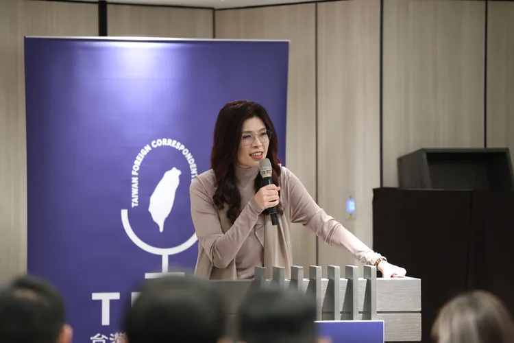 國民黨主席鄭麗文23日受邀參加台灣外籍記者聯誼會(TFCC)，主辦的外媒記者會。國民黨提供