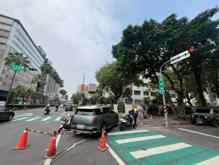 陳女駕車肇事後失控衝撞機車停等區，5車撞成一團。民眾提供