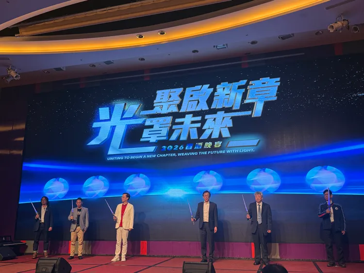 台灣光罩今（23日）舉辦2026年春酒晚會，光聚晶電暨台灣光罩董事長凃俊光帶領公司高層一同慶祝。呂承哲攝