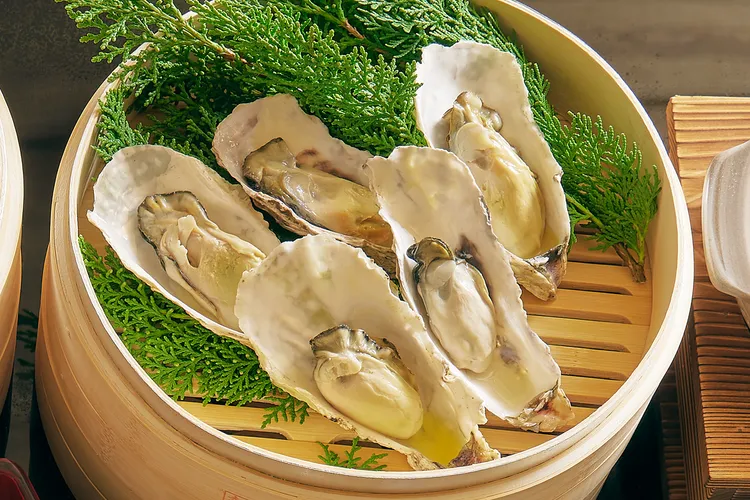 「和饗大皿盛－賞櫻之宴」的蒸籠料理集結日本各地人氣海陸食材，包括宮城縣帶殼牡蠣、北海道鱈場蟹與豬肉蔬菜卷等，蒸騰上桌。JR東日本大飯店台北提供