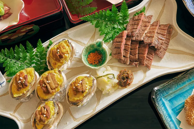 「和饗大皿盛－賞櫻之宴」主菜為燒物、煮物、油物三選二，燒物為HAYASE招牌厚切烤牛舌與炙燒鮑魚海膽。JR東日本大飯店台北提供