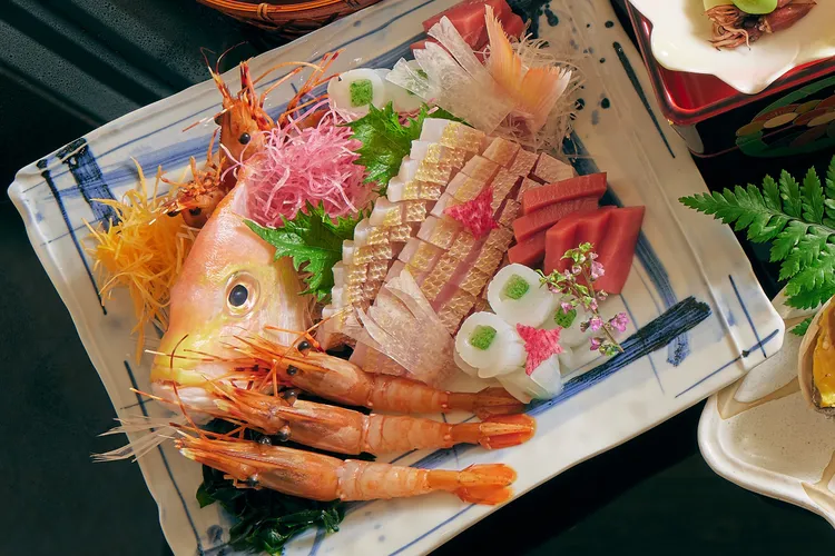 HAYASE的「和饗大皿盛－賞櫻之宴」刺身部分有當季真鯛、本鮪、牡丹蝦與烏賊翡翠卷。JR東日本大飯店台北提供