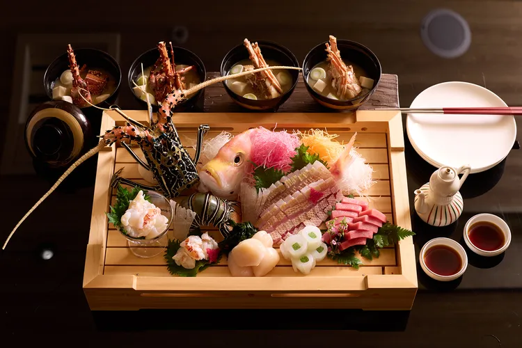「和饗大皿盛－賞櫻之宴」可加價2000元將刺身升級為伊勢龍蝦姿造。JR東日本大飯店台北提供