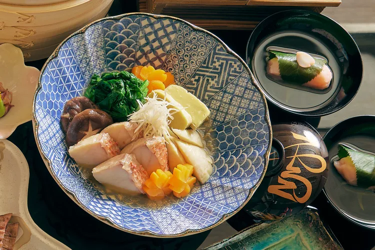 「和饗大皿盛－賞櫻之宴」主菜之一: 煮物「北方平鮋煮付」嚴選產自日本北方寒海的平鮋，魚肉細嫩、脂香溫潤，鹹甜醬汁與魚旨味相互交融。JR東日本大飯店台北提供