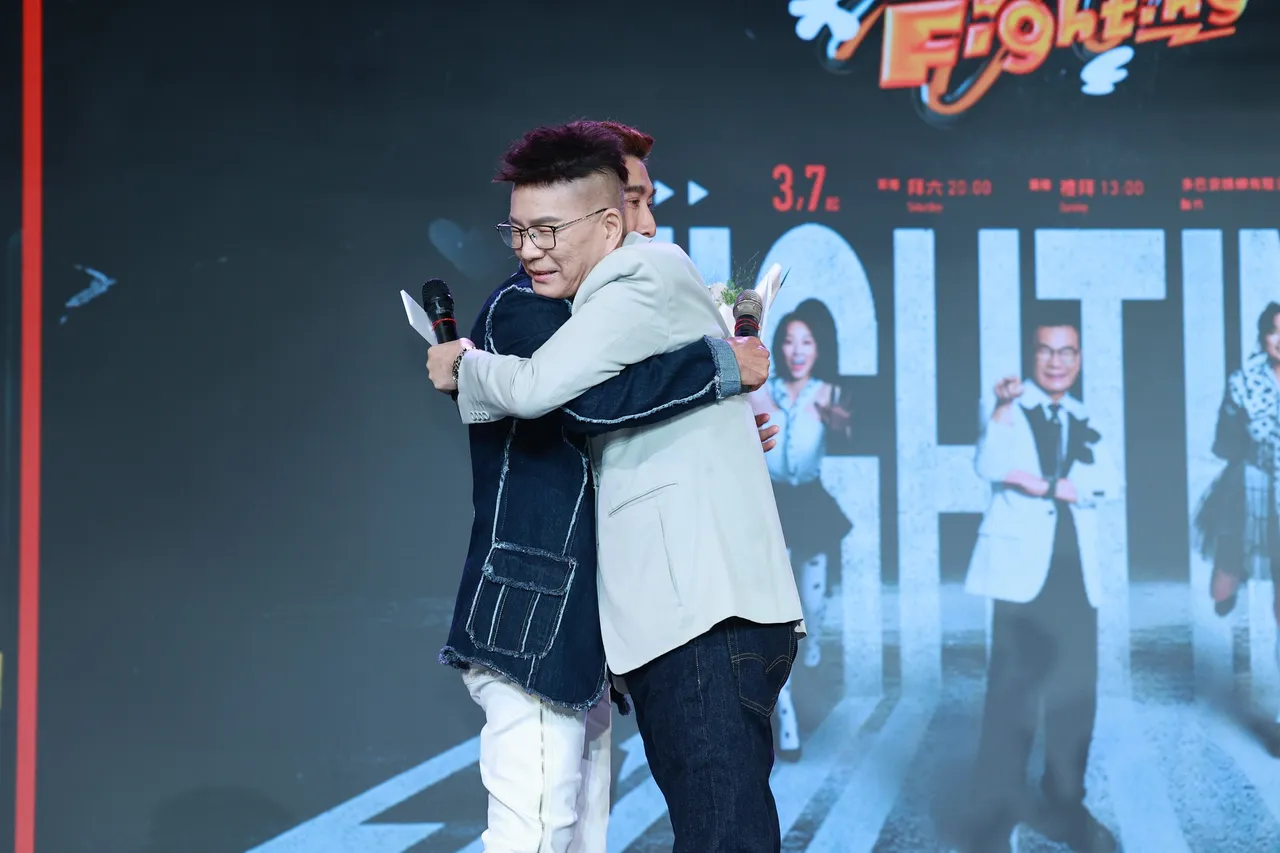 沈玉琳、好友潘若迪相擁。攝影中心攝