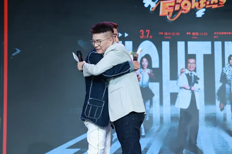 沈玉琳、好友潘若迪相擁。攝影中心攝