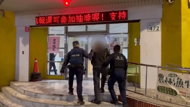 警方即將雙方帶返所內調查，依刑法傷害罪函請地檢署偵辦。翻攝畫面