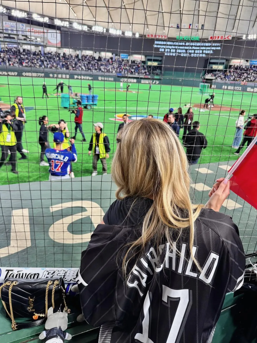 費仔老婆揮舞國旗為費仔加油。翻攝hannafairchi IG