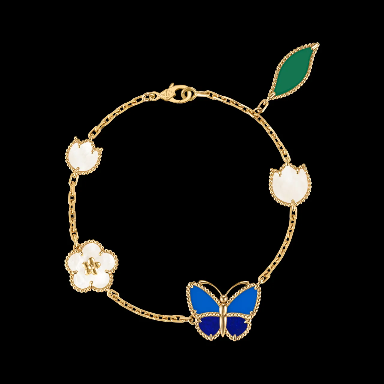 梵克雅寶Lucky Spring Butterfly手鍊，5枚圖騰，黃 K金、青金石、藍色及綠色瑪瑙、白色珍珠母貝。品牌提供