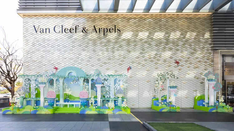 梵克雅寶微風信義外牆，被打造為夢幻花園。張家玲攝