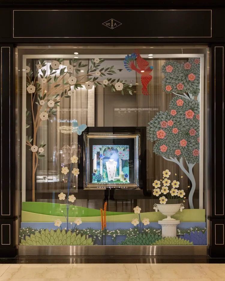 梵克雅寶微風信義店櫃的門面也經過特別改造，呼應Lucky Spring系列新作。張家玲攝