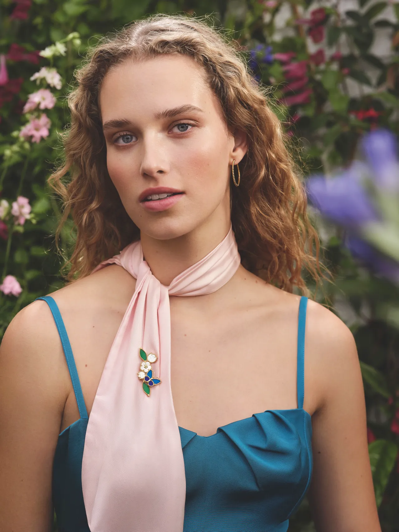 梵克雅寶Lucky Spring Butterfly胸針，黃 K金、青金石、藍色及綠色瑪瑙、白色珍珠母貝。品牌提供