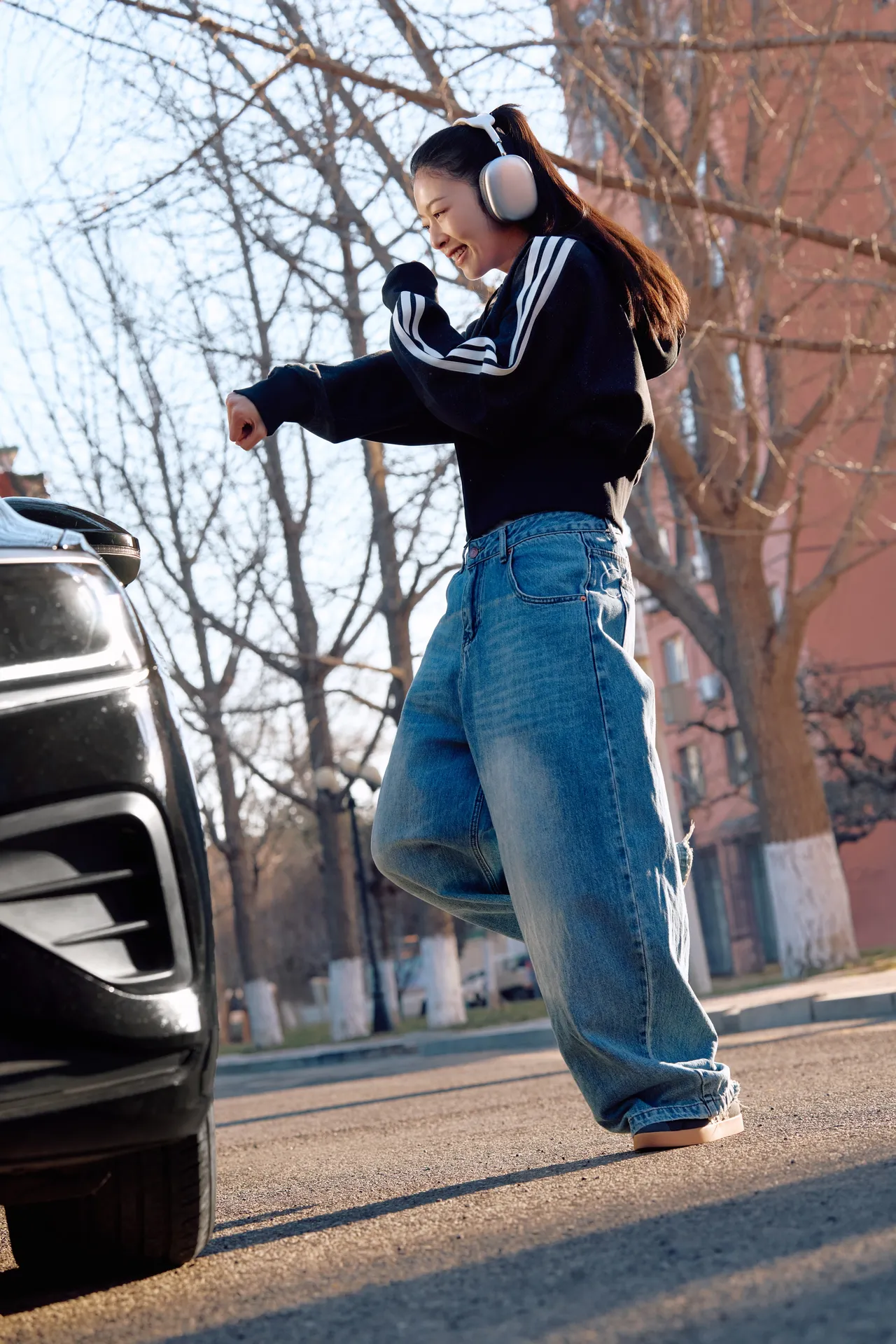 「舞動系列」搭配親膚棉質面料與復古經典的肩線設計。品牌提供