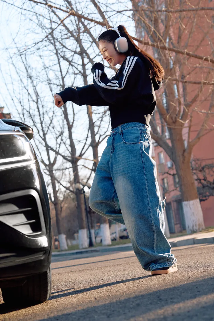 「舞動系列」搭配親膚棉質面料與復古經典的肩線設計。品牌提供