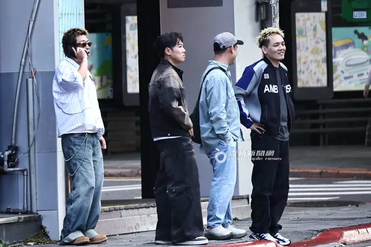 大家一起等綠燈過馬路，健志（左）一路上都在講電話。特勤中心攝