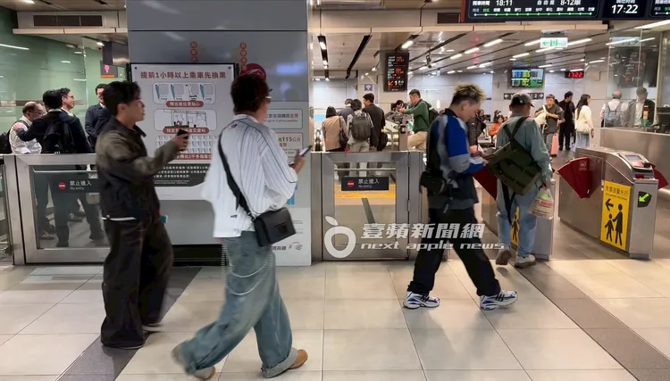 玖壹壹買了3個台鐵便當， 宣傳幫忙提進高鐵月台。特勤中心攝