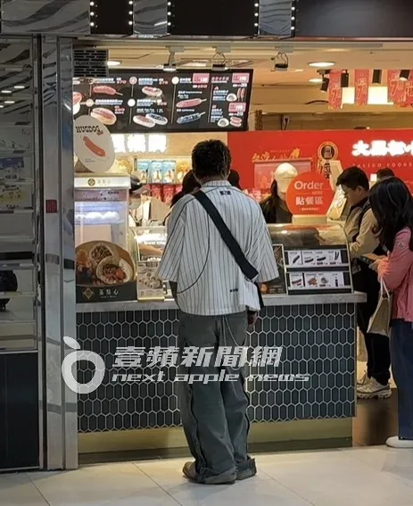 健志則到旁邊的滷味攤前選購。特勤中心攝