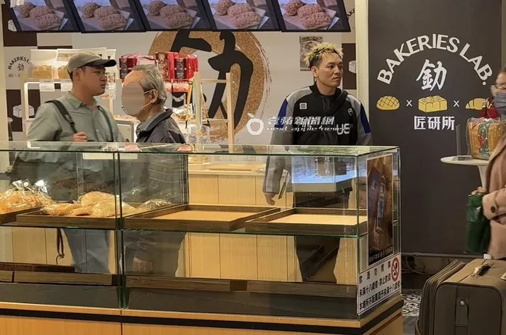 搭乘高鐵前，春風（右）和宣傳到麵包店逛一圈。特勤中心攝