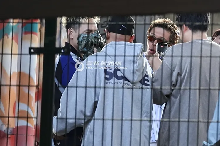 春風（左）拿起潮流面具試戴。特勤中心攝