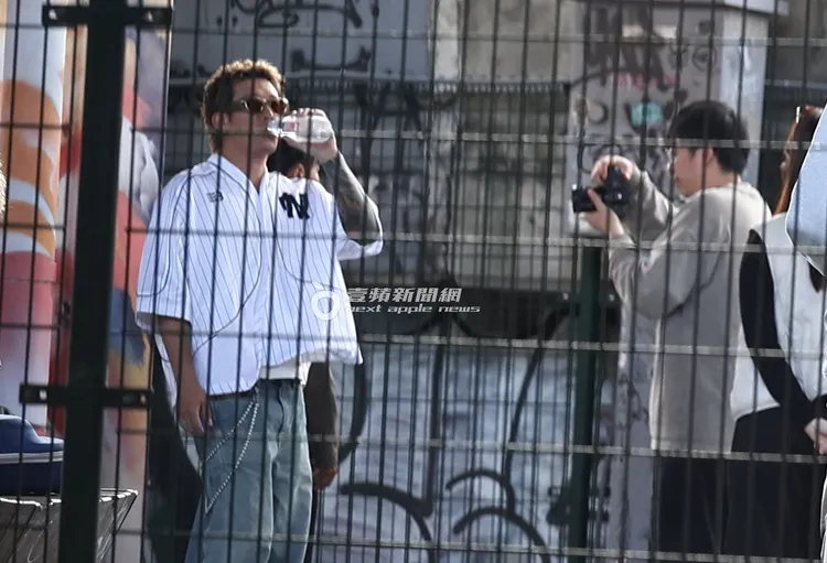 健志正在拍喝水畫面。特勤中心攝