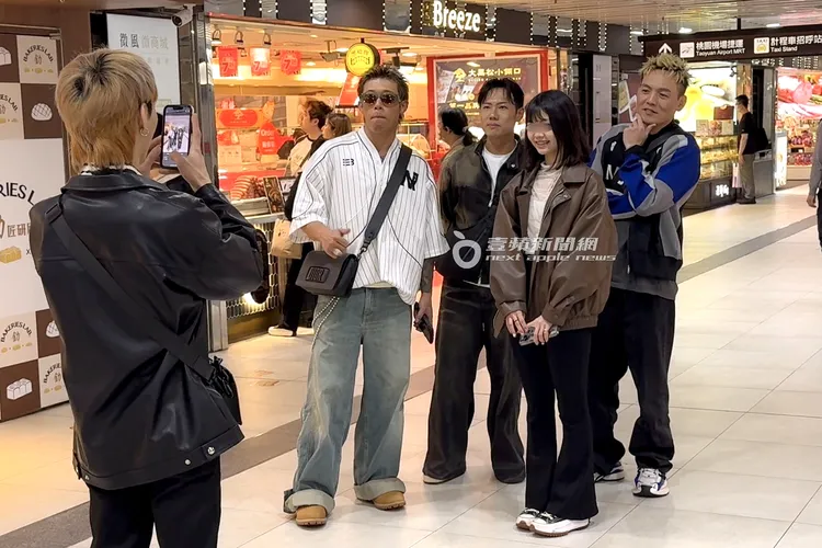 玖壹壹知名度高，走到哪裡都被粉絲認出要求合影。特勤中心攝