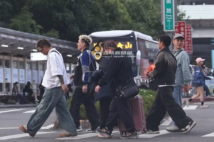 玖壹壹在台北車站東3門下車，前往高鐵月台。特勤中心攝