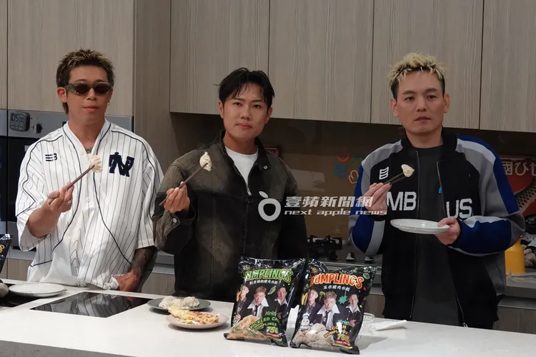 健志（左起）、洋蔥、春風，在台北舉辦聯名水餃上市記者會。特勤中心攝