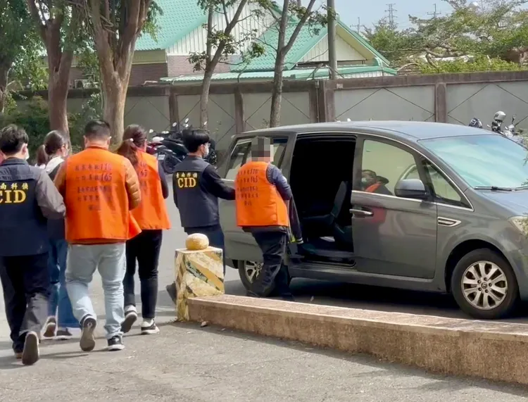 南市刑大科偵隊逮到替詐團跑腿的洪男等3人，詢後依詐欺罪送辦。