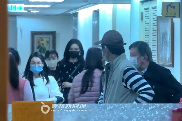 下午3點半，林志玲在醫護人員陪同下步出特約診間，前往心電圖室進行檢查。特勤中心攝