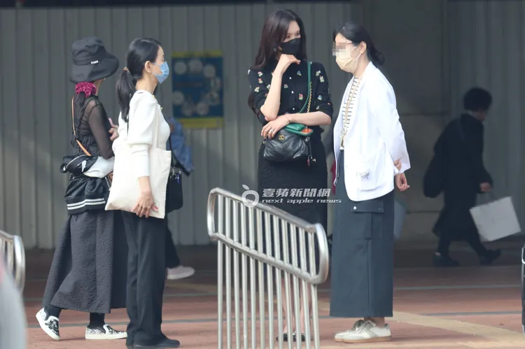 林志玲（右二）和醫護人員在台大醫院門口聊身體狀況。特勤中心攝