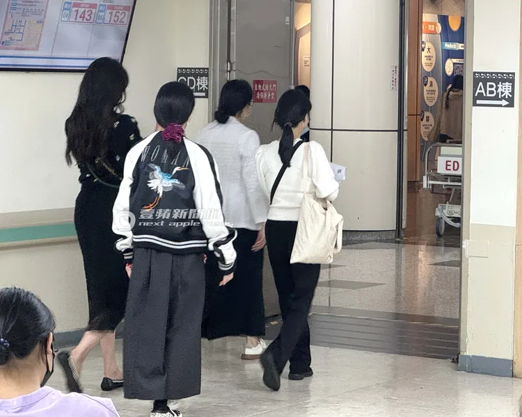 林志玲（左）由醫護人員帶路，到乳房醫學中心乳醫門診就診。特勤中心攝