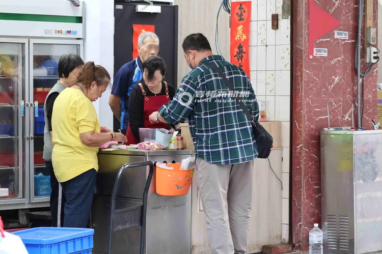 司機下車幫林志玲到最愛的金峰魯肉飯點餐外帶。特勤中心攝