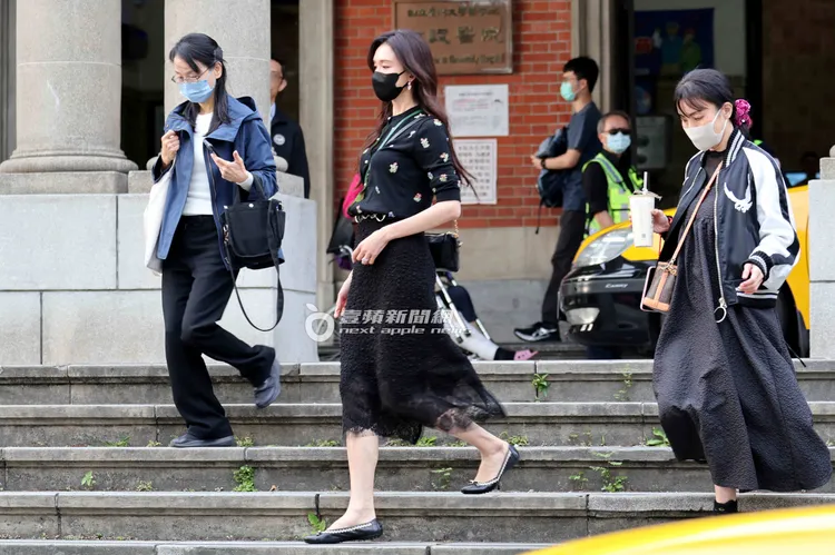 林志玲（中）在台大醫院西址看完醫生，朝保母車走去。特勤中心攝