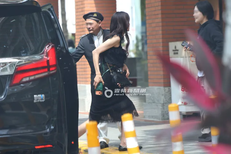 林志玲搭乘Toyota Alphard前往台北老爺酒店吃午餐。特勤中心攝