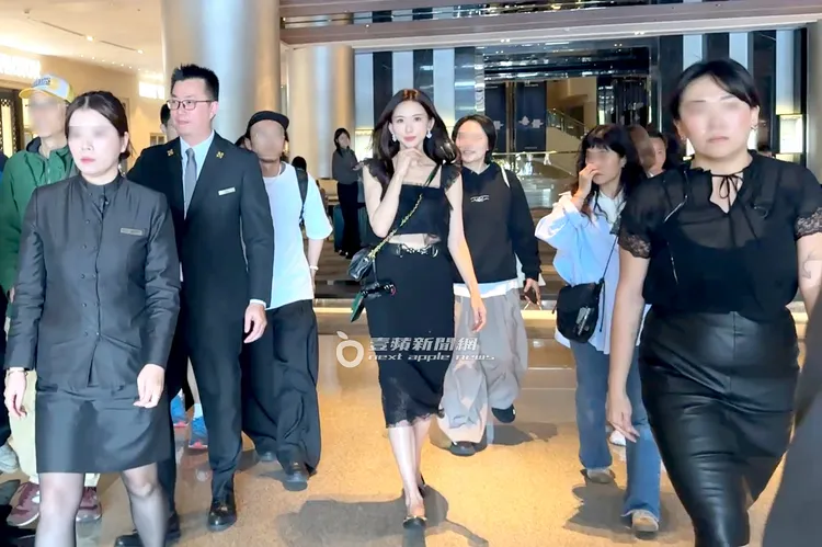 林志玲（中）返台出席夏姿慈善特賣會，從晶華酒店大廳離開。特勤中心攝