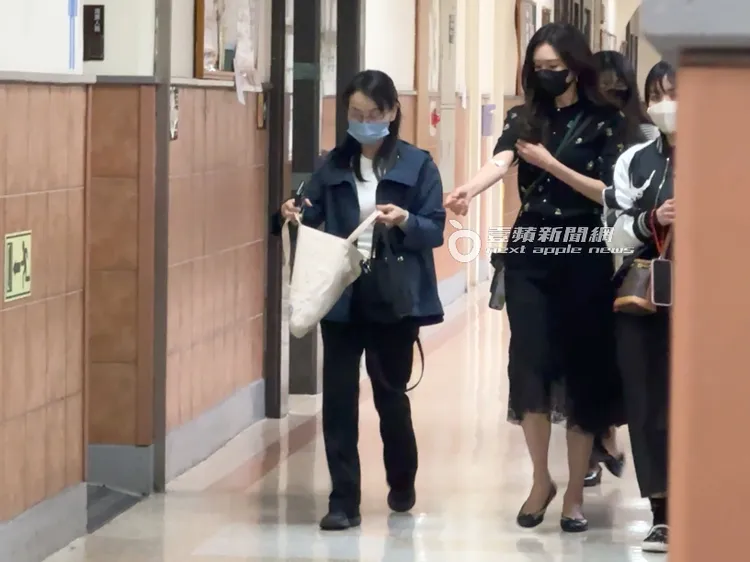 林志玲到台大醫院西址婦產部超音波室檢查，捲起袖子露出打針的地方。特勤中心攝