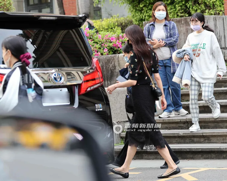 林志玲結束3小時台大醫院看診行程搭保母車離開。特勤中心攝