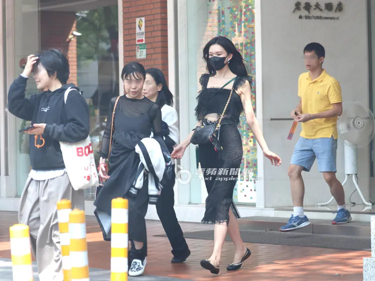 林志玲（中）斜背代言的Valentino包，掛著同牌太陽眼鏡步出老爺酒店。特勤中心攝