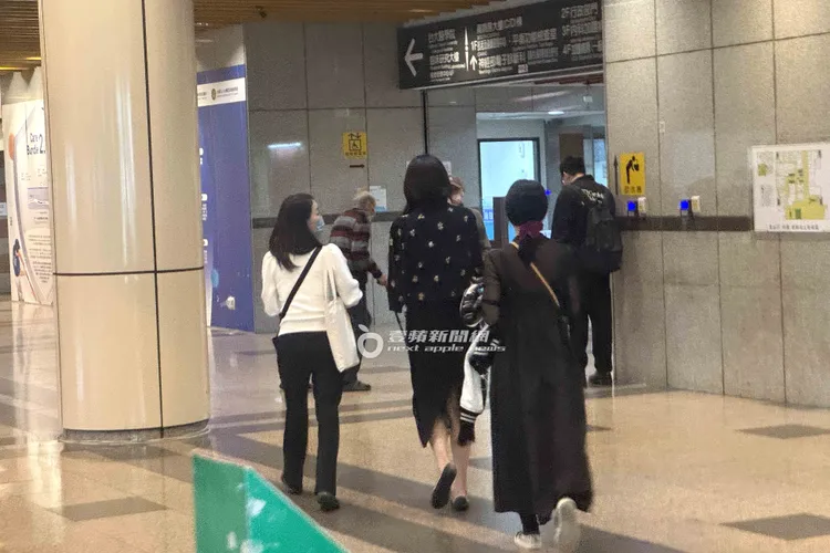 林志玲（中）帶著助理直奔景福門診。特勤中心攝