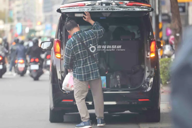 司機把外帶餐點放進後車廂。特勤中心攝